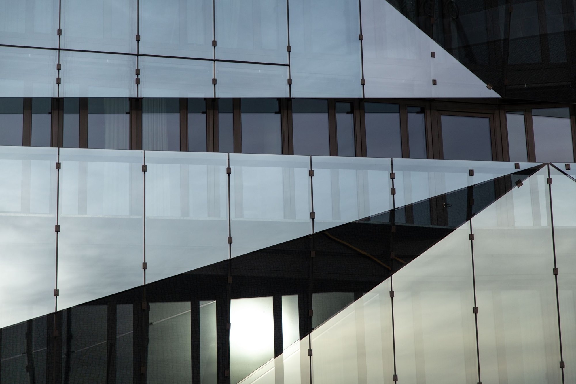 Cam giydirme cephe (curtain wall) kulesi