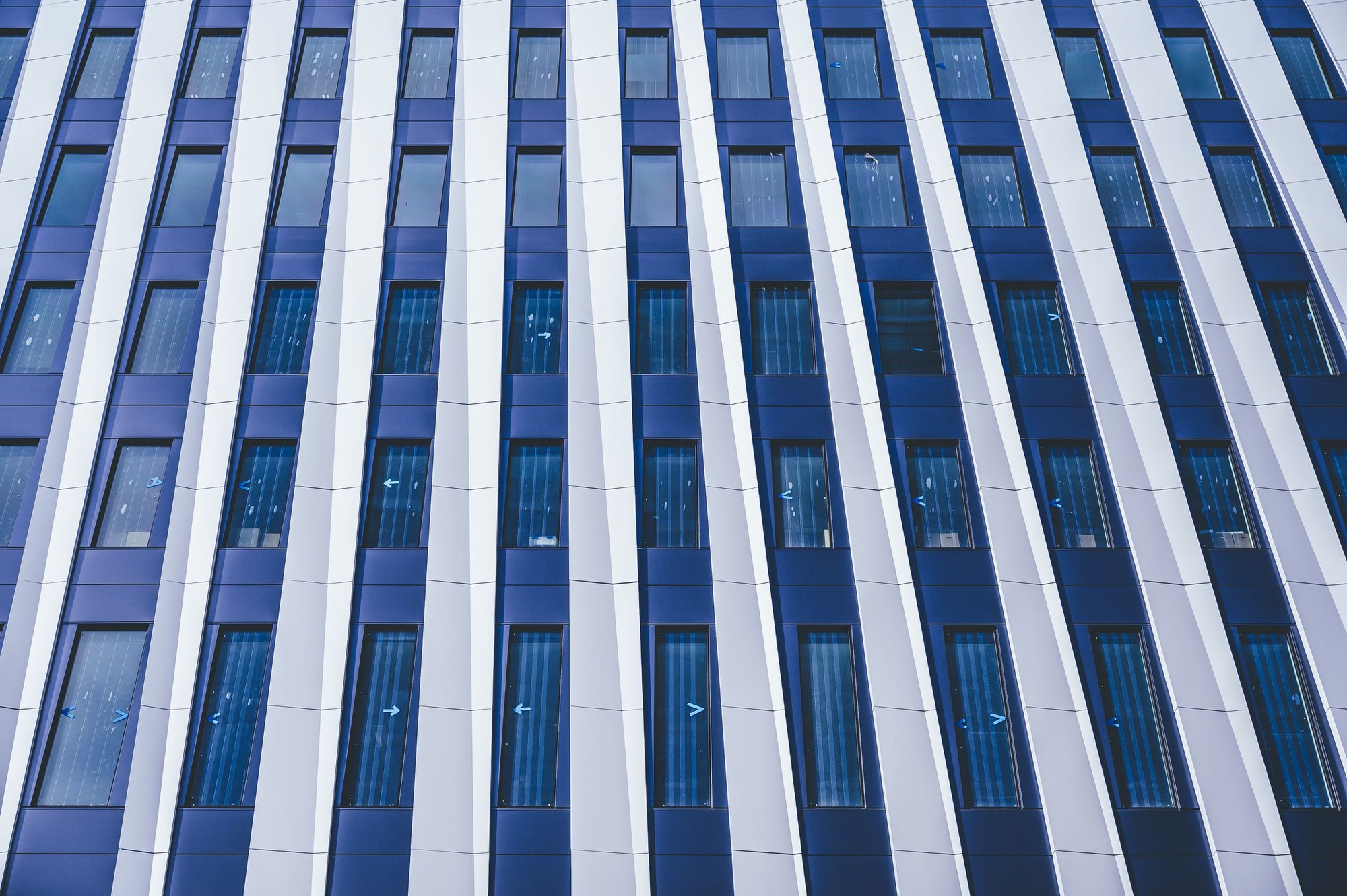 Alüminyum kompozit panel kaplı modern cephe